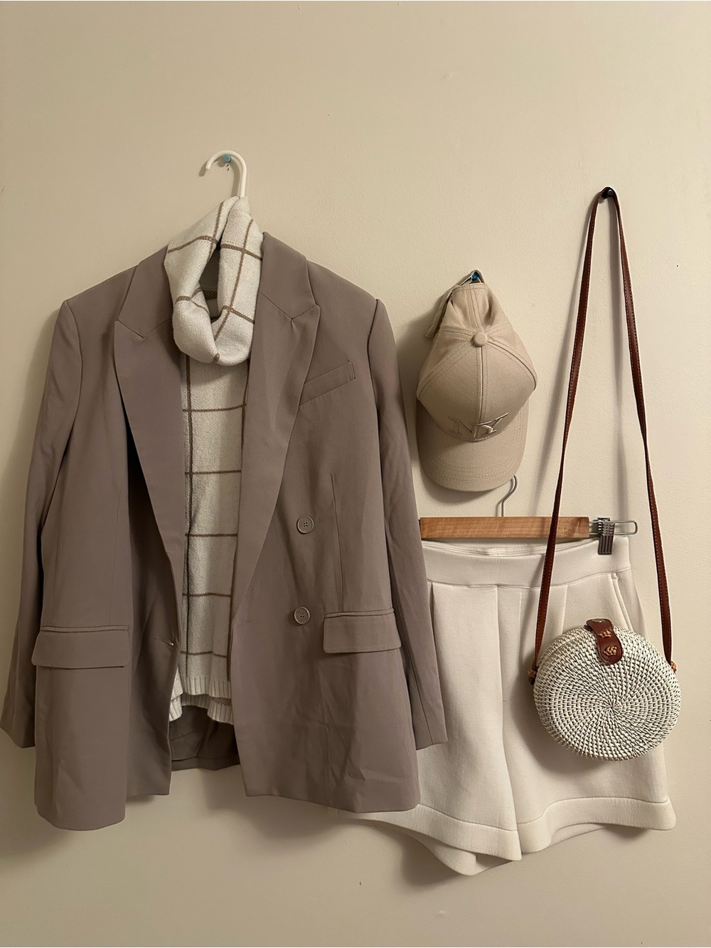 5 piece Neutral Outfit Bundle - Size Medium